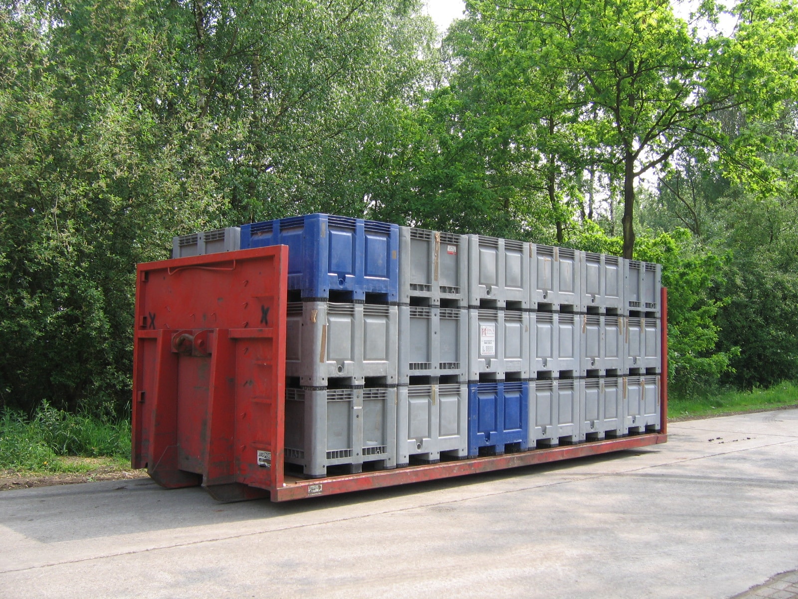 Picture of U-container with pallet boxes